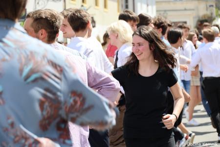 Kamnik danes v znamenju maturantske četvorke, v kateri je zaplesalo preko 200 maturantk in maturantov (75)